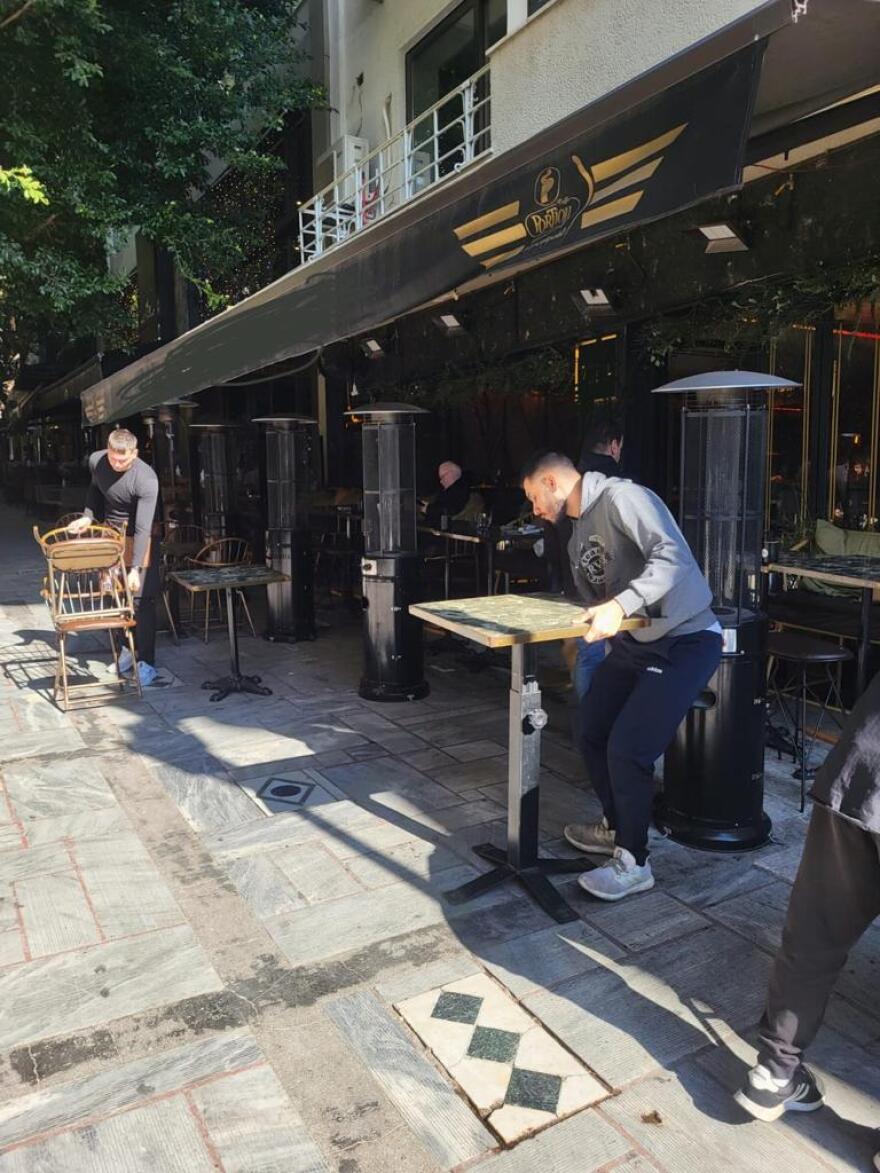 Δήμος Αθηναίων: Απομακρύνει τραπεζοκαθίσματα για περισσότερο ελεύθερο χώρο στους πεζούς - Δείτε φωτογραφίες