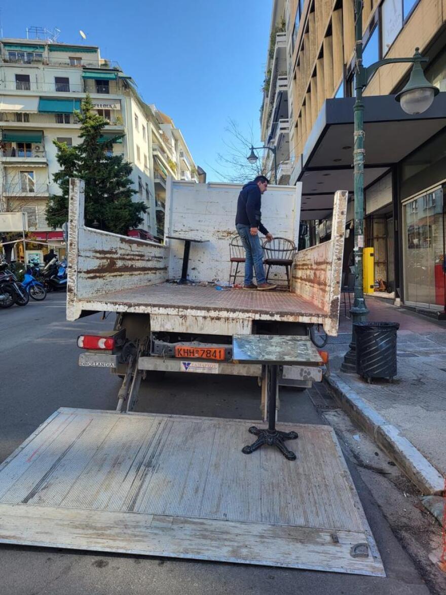 Δήμος Αθηναίων: Απομακρύνει τραπεζοκαθίσματα για περισσότερο ελεύθερο χώρο στους πεζούς - Δείτε φωτογραφίες