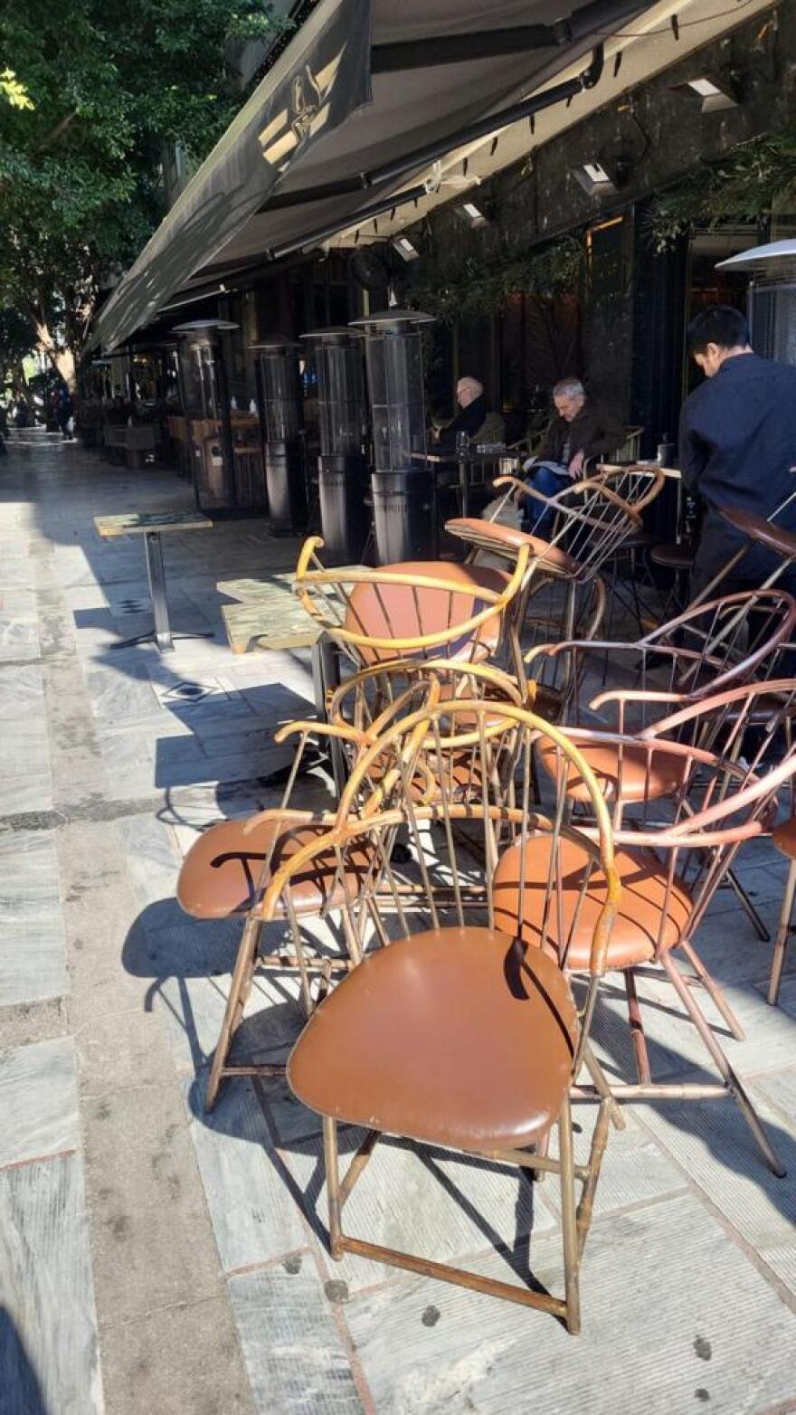 Δήμος Αθηναίων: Απομακρύνει τραπεζοκαθίσματα για περισσότερο ελεύθερο χώρο στους πεζούς - Δείτε φωτογραφίες