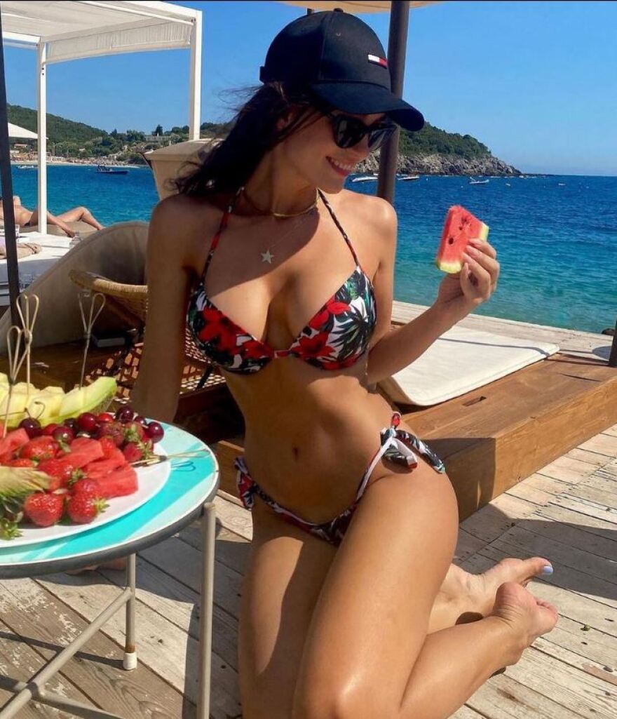 Εύα Μουράτι: Η παρουσιάστρια από την Αλβανία κάνει διακοπές στην Ελλάδα με γαλανόλευκο μαγιό