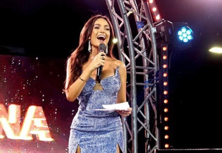 Εύα Μουράτι: Η παρουσιάστρια από την Αλβανία κάνει διακοπές στην Ελλάδα με γαλανόλευκο μαγιό