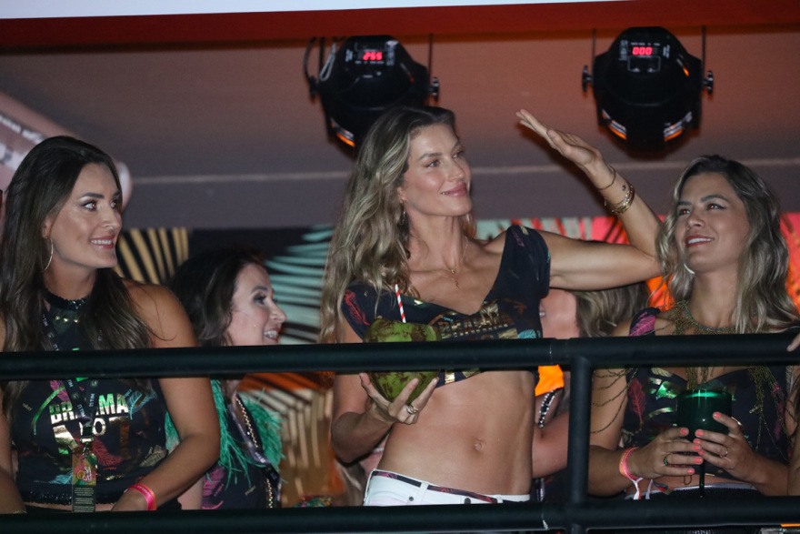 Ζιζέλ: Την πλήρωσαν 2 εκατ. δολάρια στο καρναβάλι του Ρίο για να φορέσει απλά... ένα μπλουζάκι!