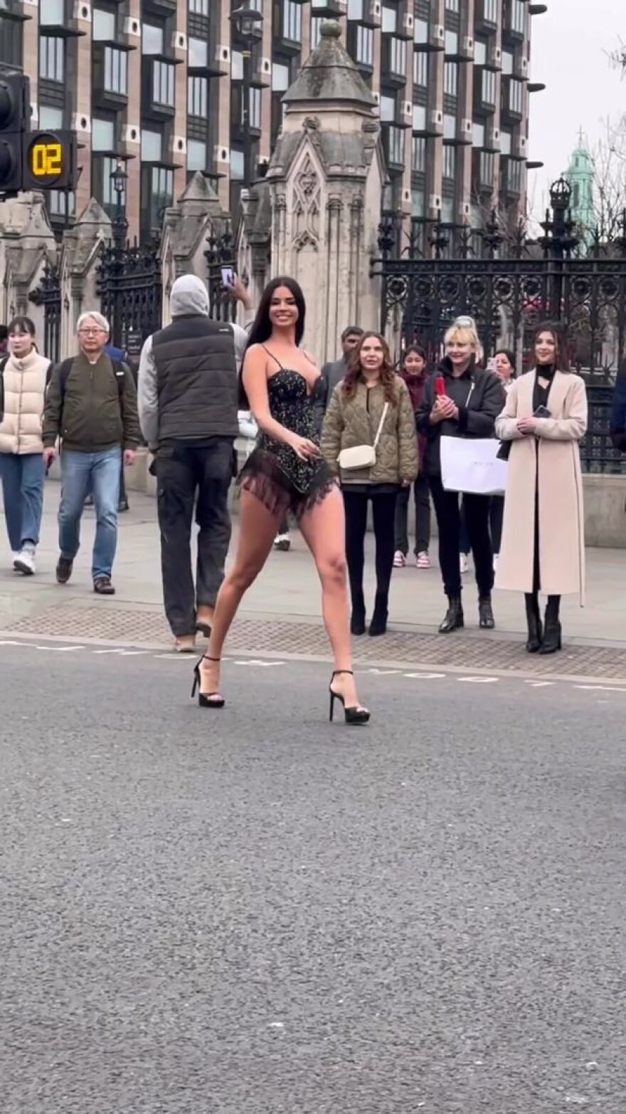 Ιβάνα Κνολ: Ανέβασε τη θερμοκρασία στο Λονδίνο με τη βόλτα της 