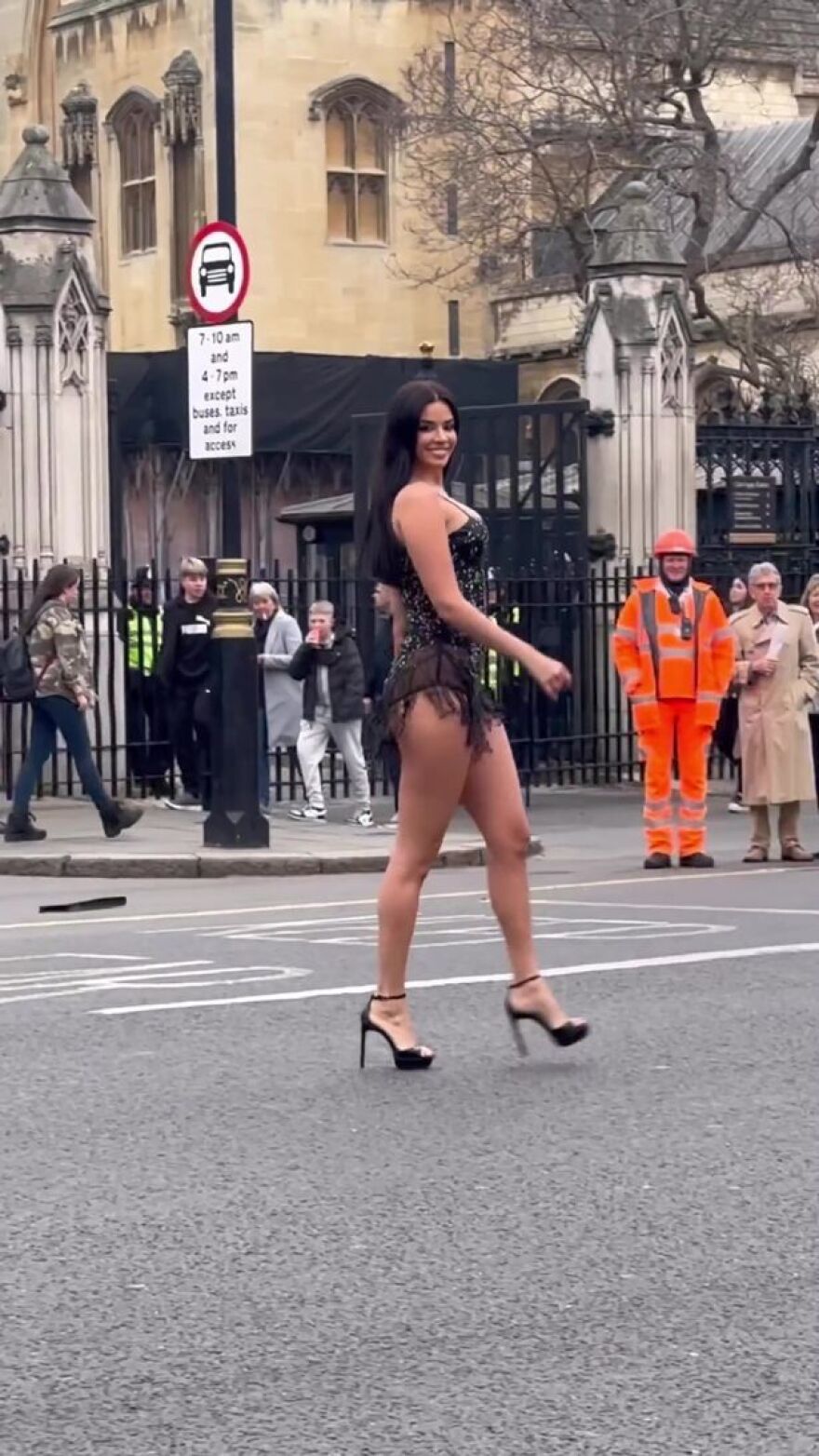 Ιβάνα Κνολ: Ανέβασε τη θερμοκρασία στο Λονδίνο με τη βόλτα της 