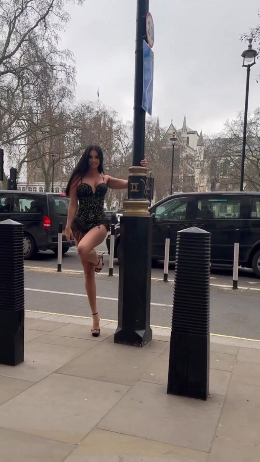 Ιβάνα Κνολ: Ανέβασε τη θερμοκρασία στο Λονδίνο με τη βόλτα της 