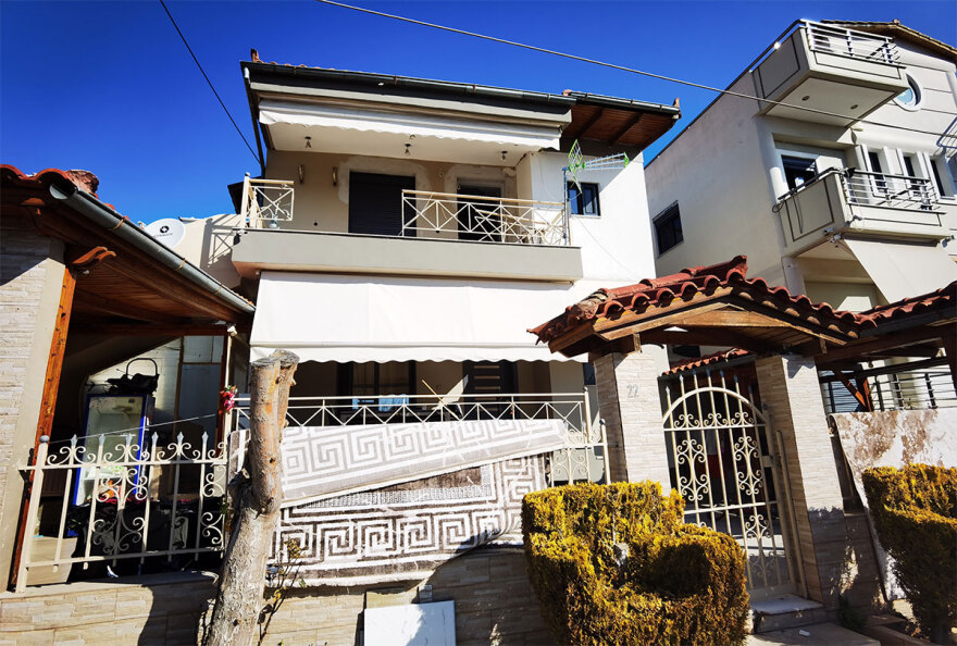 Πυροβολισμοί με καλάσνικοφ έξω από σπίτι στη Μάνδρα