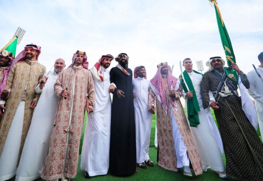  Ο Ρονάλντο ντύθηκε Σαουδάραβας και πήρε στο χέρι το σπαθί για να γιορτάσει την επέτειο ίδρυσης της χώρας - Δείτε βίντεο 