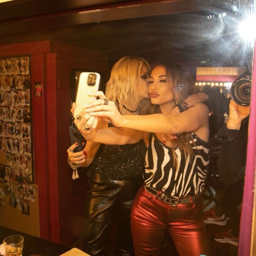 Άννα Βίσση: Φωτογραφήθηκε στο καμαρίνι της με τη Δέσποινα Βανδή και τον Βασίλη Μπισμπίκη