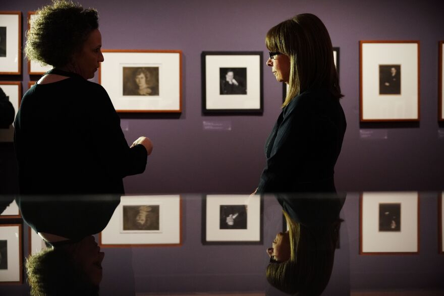 Μουσείο Μπενάκη: Τα εγκαίνια της φωτογραφικής έκθεσης «Nelly’s» από την Κατερίνα Σακελλαροπούλου