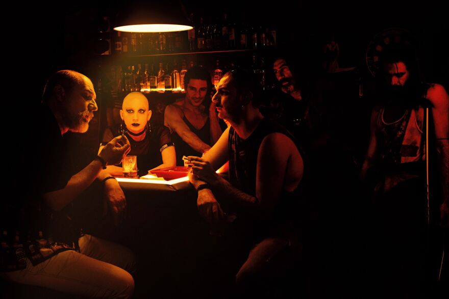 Βασίλης Μπισμπίκης: Από το ζεϊμπέκικο στα μπουζούκια, στον Ντοστογιέφσκι και τη Στέγη του Ιδρύματος Ωνάση 