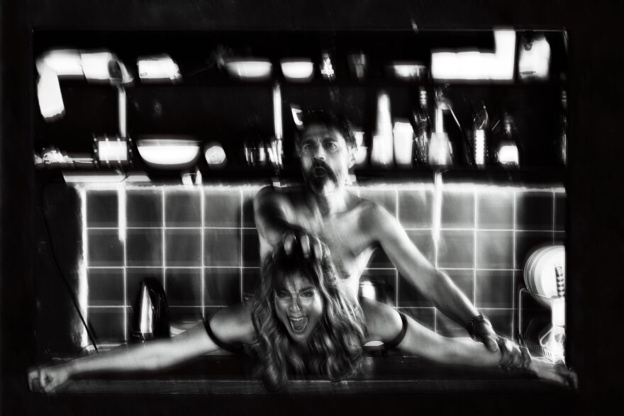 Βασίλης Μπισμπίκης: Από το ζεϊμπέκικο στα μπουζούκια, στον Ντοστογιέφσκι και τη Στέγη του Ιδρύματος Ωνάση 