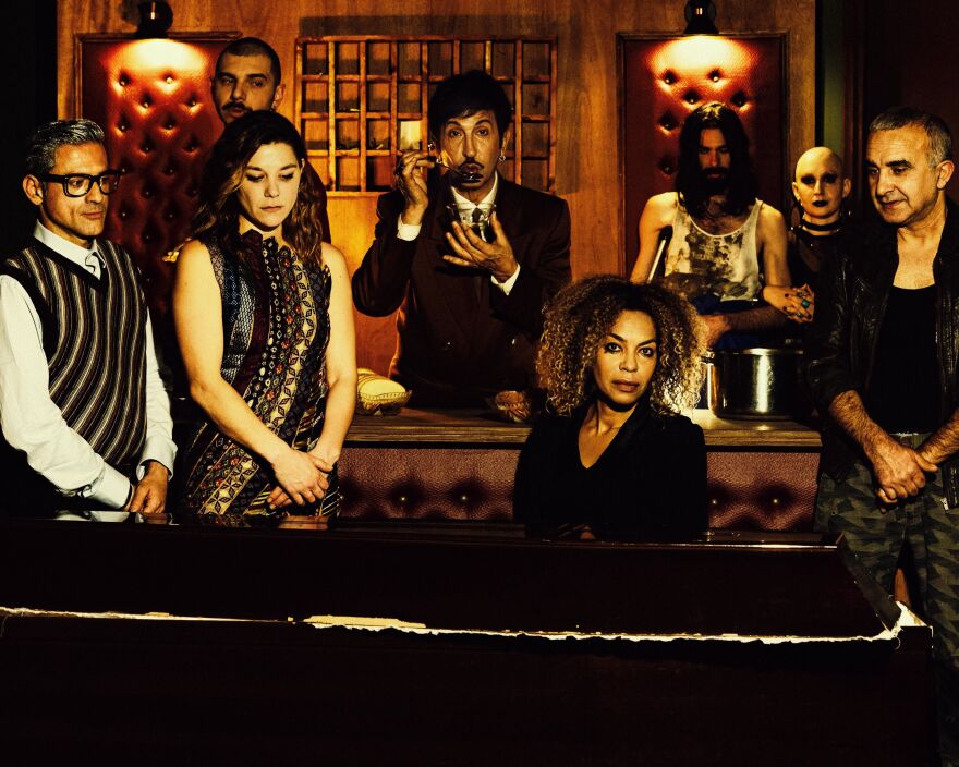 Βασίλης Μπισμπίκης: Από το ζεϊμπέκικο στα μπουζούκια, στον Ντοστογιέφσκι και τη Στέγη του Ιδρύματος Ωνάση 