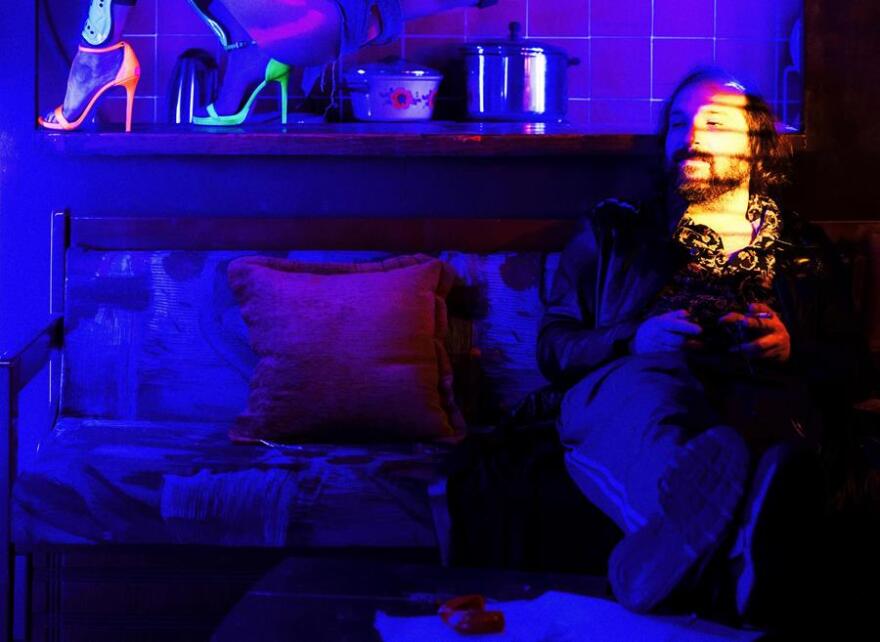 Βασίλης Μπισμπίκης: Από το ζεϊμπέκικο στα μπουζούκια, στον Ντοστογιέφσκι και τη Στέγη του Ιδρύματος Ωνάση 