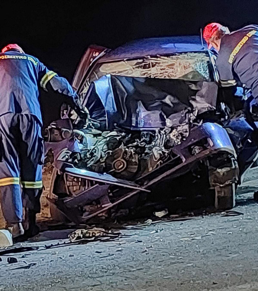 Σοκαριστικές εικόνες από το τροχαίο στην Αρτέμιδα με το ΙΧ που «καρφώθηκε» σε δέντρο