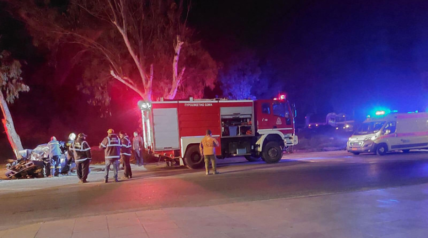 Σοκαριστικές εικόνες από το τροχαίο στην Αρτέμιδα με το ΙΧ που «καρφώθηκε» σε δέντρο