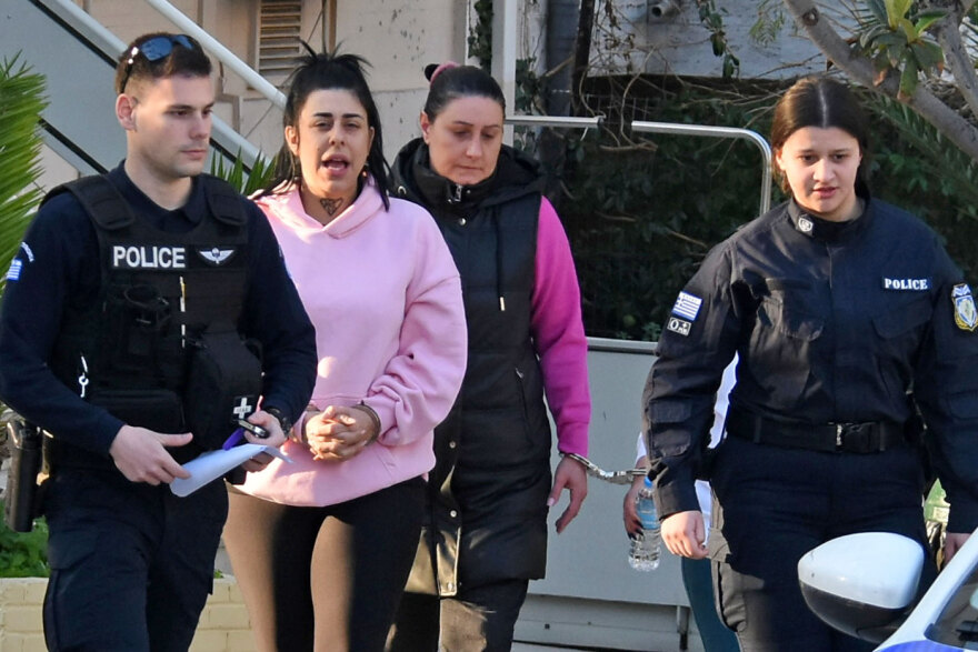 Super Κική: Μεταφέρεται από τα κρατητήρια στην Ευελπίδων για να απολογηθεί - Δείτε φωτογραφίες και βίντεο