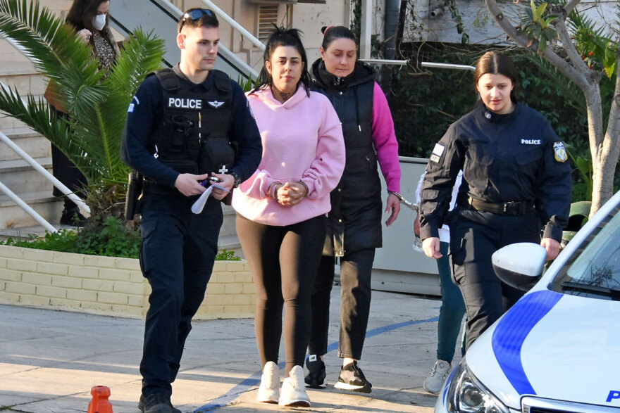 Super Κική: Μεταφέρεται από τα κρατητήρια στην Ευελπίδων για να απολογηθεί - Δείτε φωτογραφίες και βίντεο