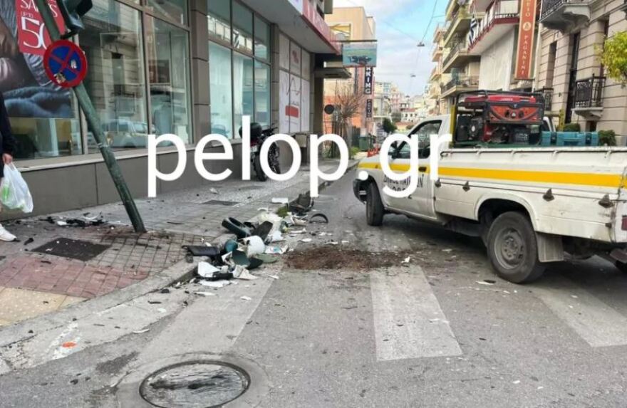 Πάτρα: Τρελή πορεία ΙΧ - Παρέσυρε μηχανάκι, ξήλωσε φανάρι και κατέληξε σε κατάστημα