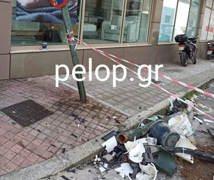 Πάτρα: Τρελή πορεία ΙΧ - Παρέσυρε μηχανάκι, ξήλωσε φανάρι και κατέληξε σε κατάστημα