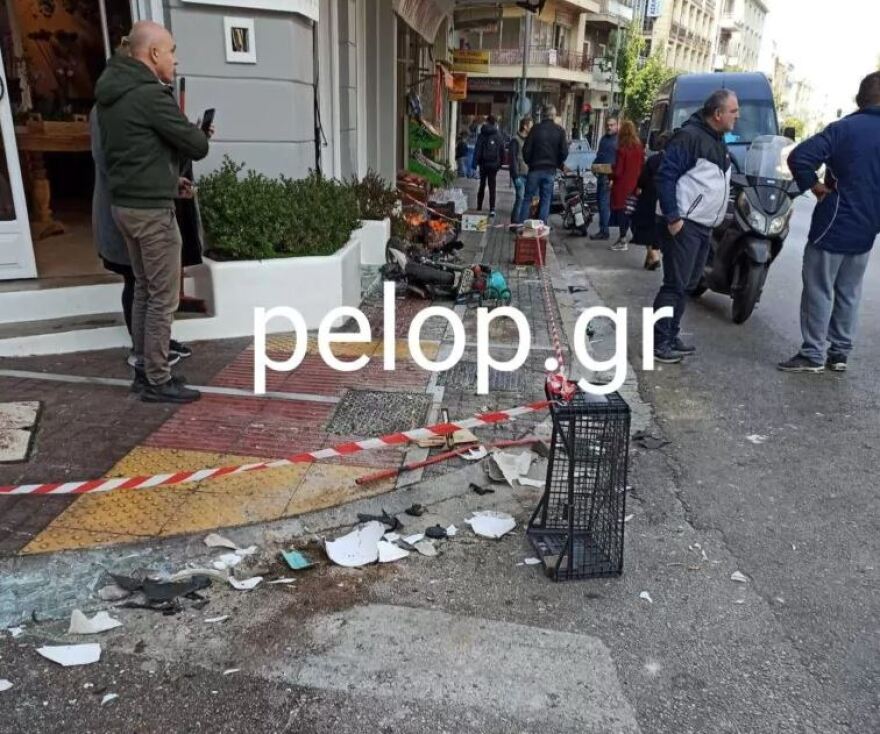 Πάτρα: Τρελή πορεία ΙΧ - Παρέσυρε μηχανάκι, ξήλωσε φανάρι και κατέληξε σε κατάστημα