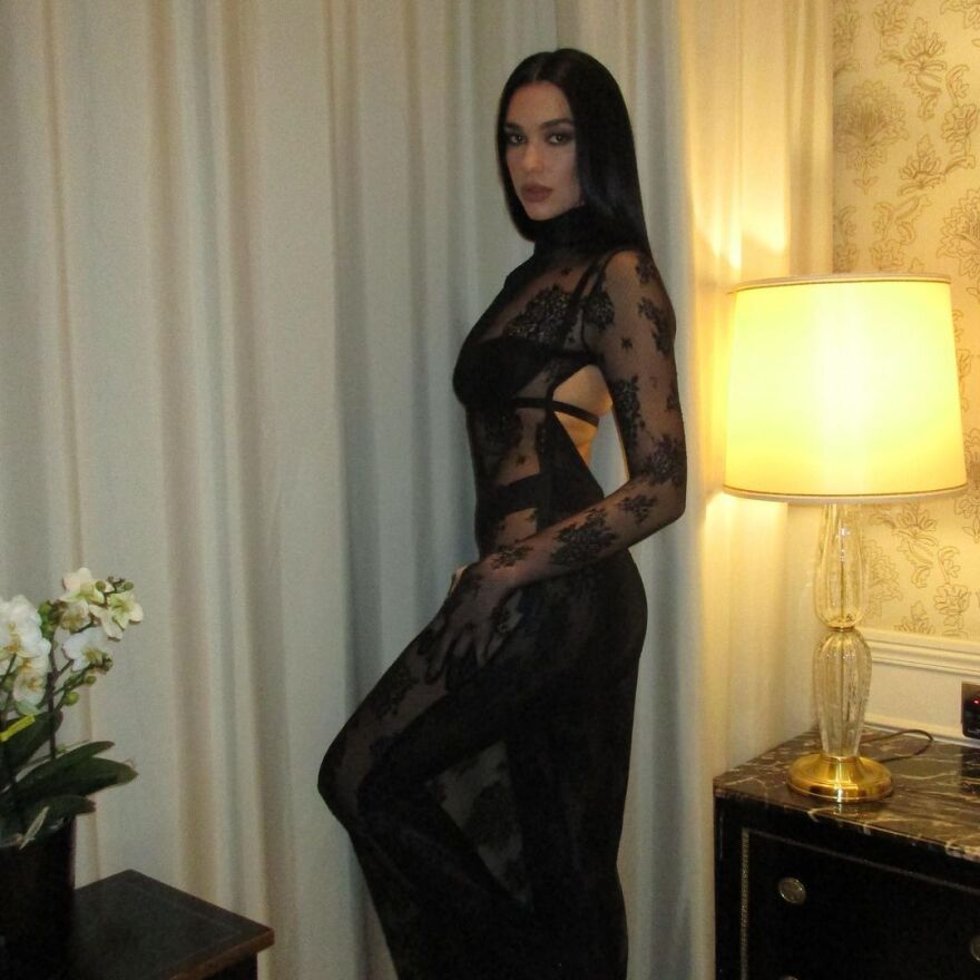 Ντούα Λίπα: Το διάφανο φόρεμα που επέλεξε για την εβδομάδα μόδας στο Μιλάνο