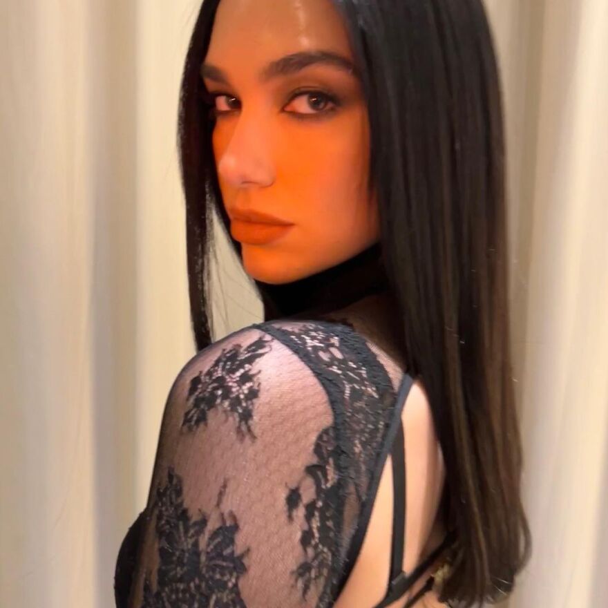 Ντούα Λίπα: Το διάφανο φόρεμα που επέλεξε για την εβδομάδα μόδας στο Μιλάνο