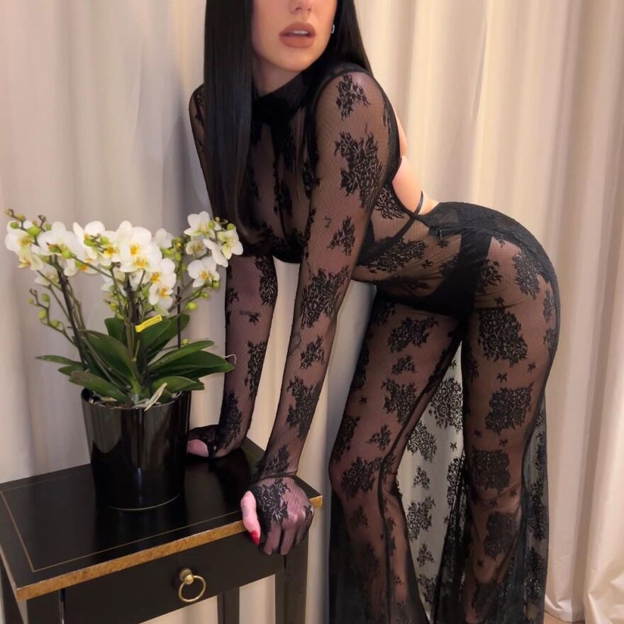 Ντούα Λίπα: Το διάφανο φόρεμα που επέλεξε για την εβδομάδα μόδας στο Μιλάνο