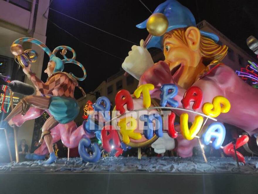 Πάτρα: «Βουλιάζει» από κόσμο η πόλη - Στους δρόμους τα άρματα για το καρναβάλι (βίντεο και φωτογραφίες)