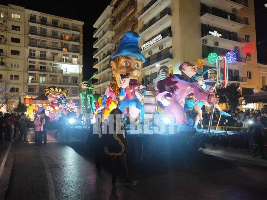 Πάτρα: «Βουλιάζει» από κόσμο η πόλη - Στους δρόμους τα άρματα για το καρναβάλι (βίντεο και φωτογραφίες)