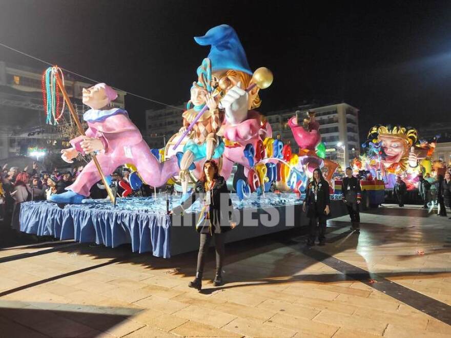 Πάτρα: «Βουλιάζει» από κόσμο η πόλη - Στους δρόμους τα άρματα για το καρναβάλι (βίντεο και φωτογραφίες)