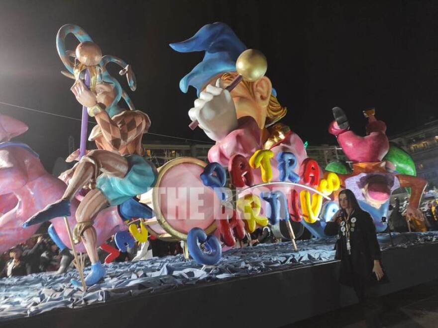 Πάτρα: «Βουλιάζει» από κόσμο η πόλη - Στους δρόμους τα άρματα για το καρναβάλι (βίντεο και φωτογραφίες)