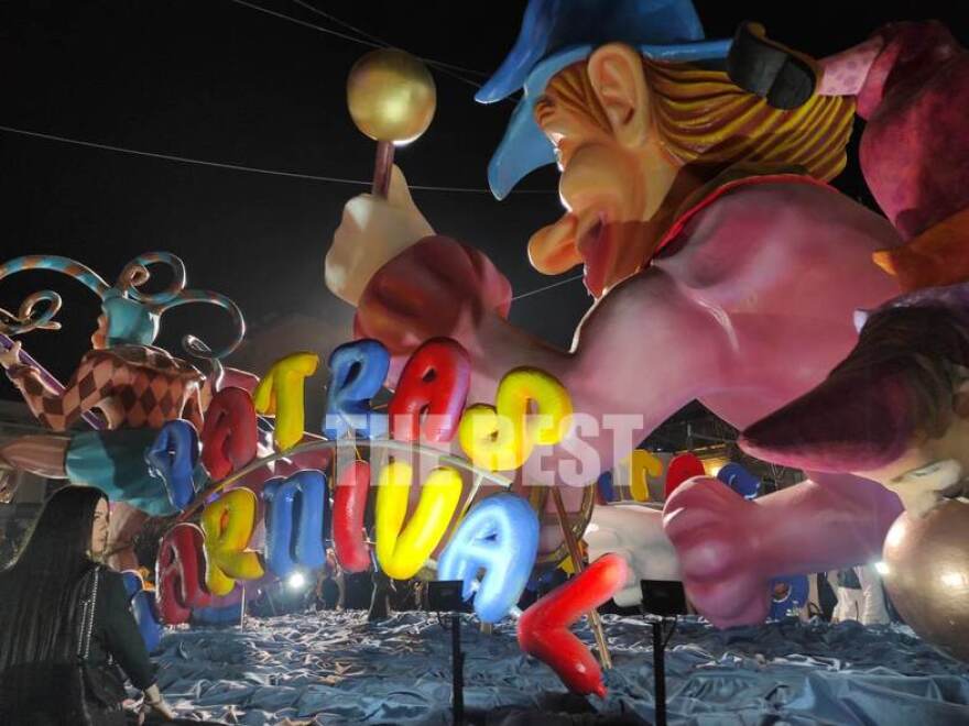 Πάτρα: «Βουλιάζει» από κόσμο η πόλη - Στους δρόμους τα άρματα για το καρναβάλι (βίντεο και φωτογραφίες)