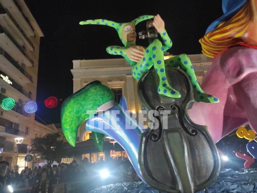 Πάτρα: «Βουλιάζει» από κόσμο η πόλη - Στους δρόμους τα άρματα για το καρναβάλι (βίντεο και φωτογραφίες)