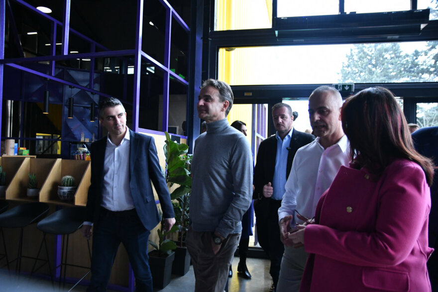 Κυριάκος Μητσοτάκης: Το παρασκήνιο της επίσκεψής του στη Λάρισα - To Πάρκο Καινοτομίας, τα σουβλάκια και οι... Guns N’ Roses