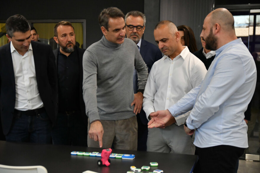 Κυριάκος Μητσοτάκης: Το παρασκήνιο της επίσκεψής του στη Λάρισα - To Πάρκο Καινοτομίας, τα σουβλάκια και οι... Guns N’ Roses