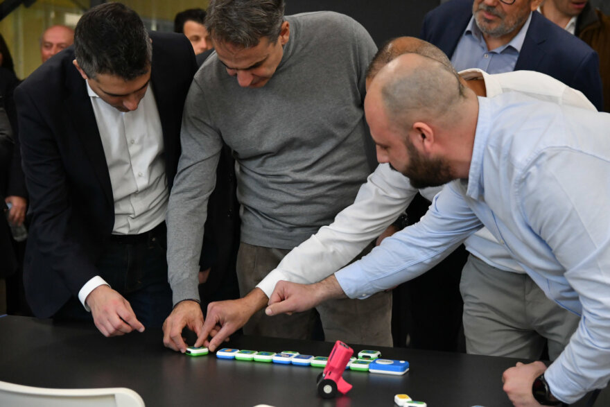 Κυριάκος Μητσοτάκης: Το παρασκήνιο της επίσκεψής του στη Λάρισα - To Πάρκο Καινοτομίας, τα σουβλάκια και οι... Guns N’ Roses