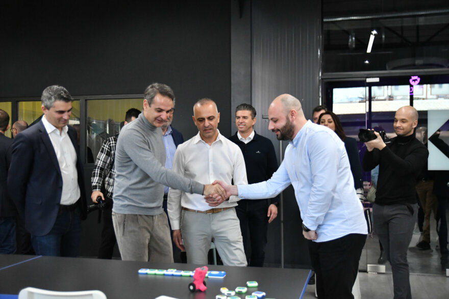 Κυριάκος Μητσοτάκης: Το παρασκήνιο της επίσκεψής του στη Λάρισα - To Πάρκο Καινοτομίας, τα σουβλάκια και οι... Guns N’ Roses