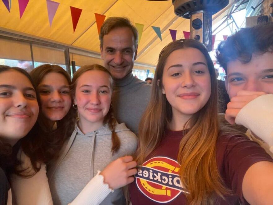 Κυριάκος Μητσοτάκης: Το παρασκήνιο της επίσκεψής του στη Λάρισα - To Πάρκο Καινοτομίας, τα σουβλάκια και οι... Guns N’ Roses