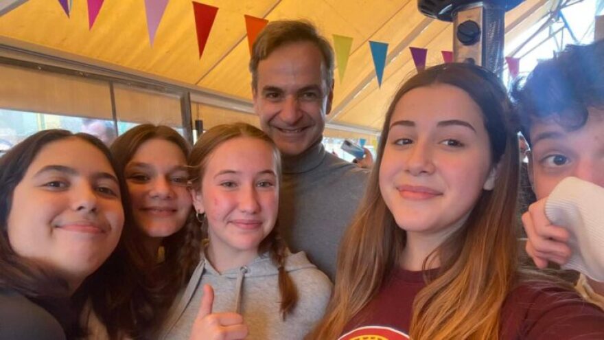 Κυριάκος Μητσοτάκης: Το παρασκήνιο της επίσκεψής του στη Λάρισα - To Πάρκο Καινοτομίας, τα σουβλάκια και οι... Guns N’ Roses