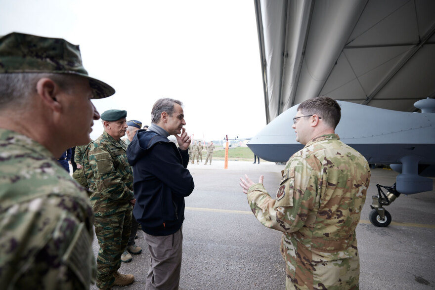 Κυριάκος Μητσοτάκης: Επισκέφθηκε την 110 Πτέρυγα Μάχης με Φλώρο, Τσούνη και Χαρδαλιά