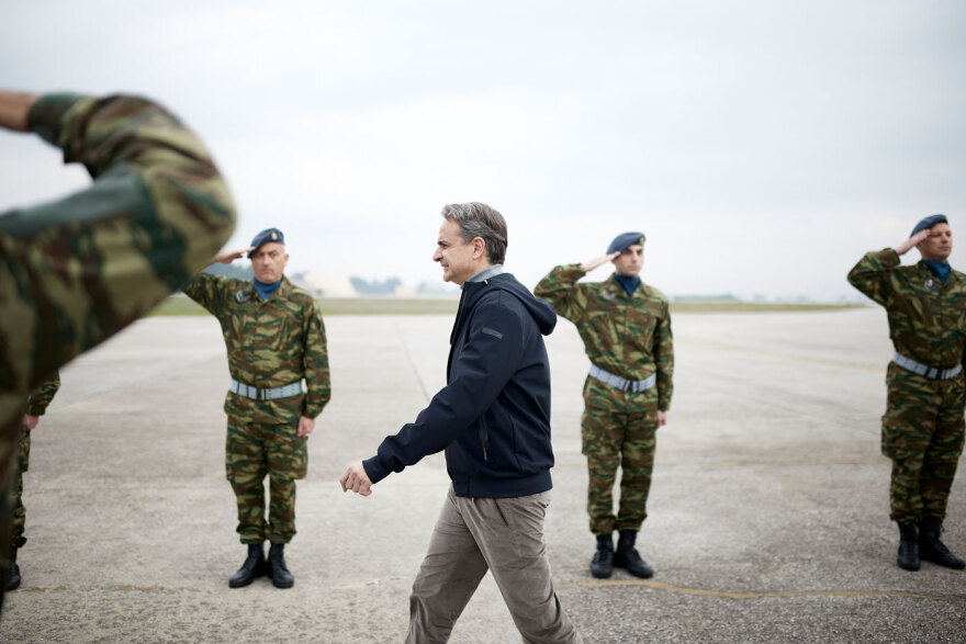 Κυριάκος Μητσοτάκης: Επισκέφθηκε την 110 Πτέρυγα Μάχης με Φλώρο, Τσούνη και Χαρδαλιά