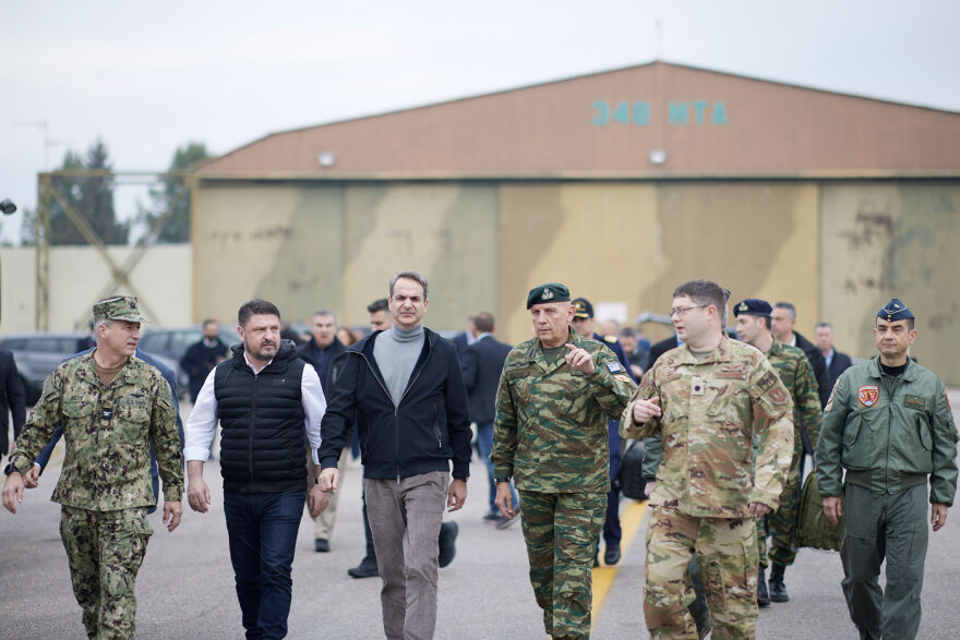 Κυριάκος Μητσοτάκης: Επισκέφθηκε την 110 Πτέρυγα Μάχης με Φλώρο, Τσούνη και Χαρδαλιά