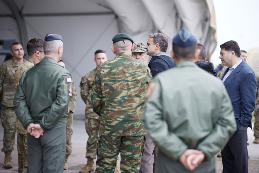 Κυριάκος Μητσοτάκης: Επισκέφθηκε την 110 Πτέρυγα Μάχης με Φλώρο, Τσούνη και Χαρδαλιά