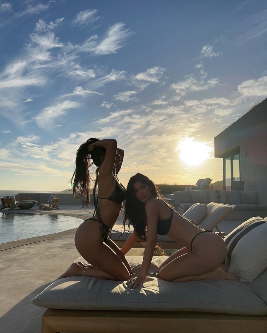 Κιμ και Κλόε Καρντάσιαν: Ποζάρουν με τα μαγιό τους - Δείτε φωτογραφίες