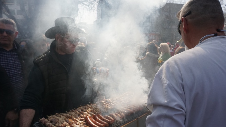 Τα «μπουλούκια» βγήκαν στη Λάρισα - Χιλιάδες κόσμου στο αποκριάτικο ξεφάντωμα (Βίντεο)