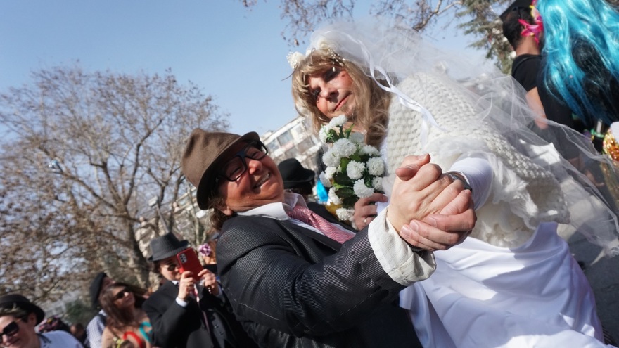 Τα «μπουλούκια» βγήκαν στη Λάρισα - Χιλιάδες κόσμου στο αποκριάτικο ξεφάντωμα (Βίντεο)