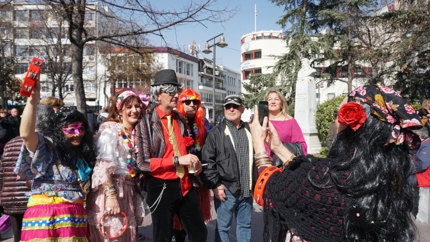 Τα «μπουλούκια» βγήκαν στη Λάρισα - Χιλιάδες κόσμου στο αποκριάτικο ξεφάντωμα (Βίντεο)