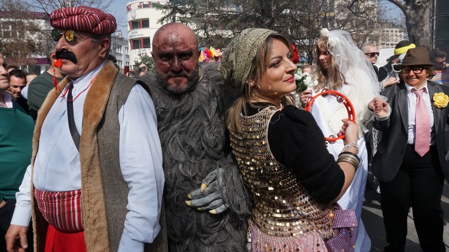 Τα «μπουλούκια» βγήκαν στη Λάρισα - Χιλιάδες κόσμου στο αποκριάτικο ξεφάντωμα (Βίντεο)