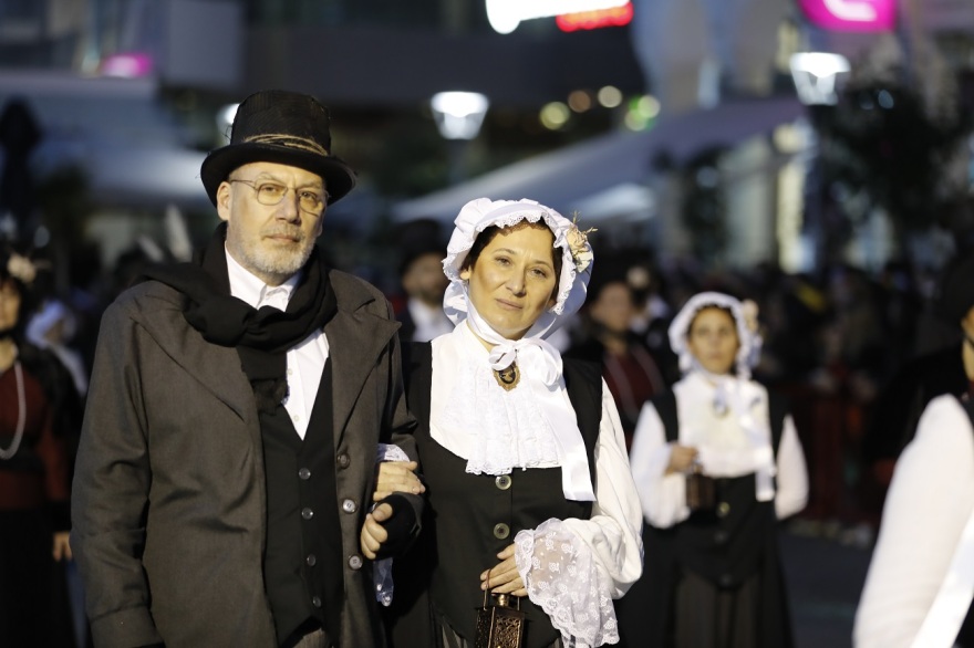 Πρώτο Καρναβάλι έπειτα από τρία χρόνια στην Πάτρα - Χιλιάδες στους δρόμους για τη νυχτερινή ποδαράτη (βίντεο)