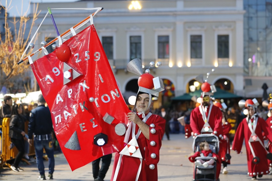Πρώτο Καρναβάλι έπειτα από τρία χρόνια στην Πάτρα - Χιλιάδες στους δρόμους για τη νυχτερινή ποδαράτη (βίντεο)